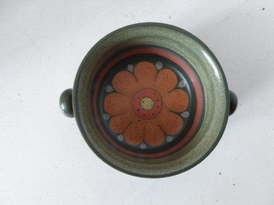 Bol ceramic vintage, KMK, 11cm diametrux6cm inaltime, verde cu decor floare portocaliu foto