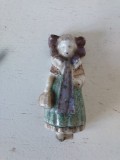Miniatura ceramica vintage, fetita cu fundita, 4cm lungime
