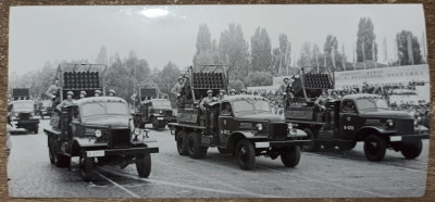 Camioane cu lansatoare de rachete la parada 23 august 1984// fotografie foto