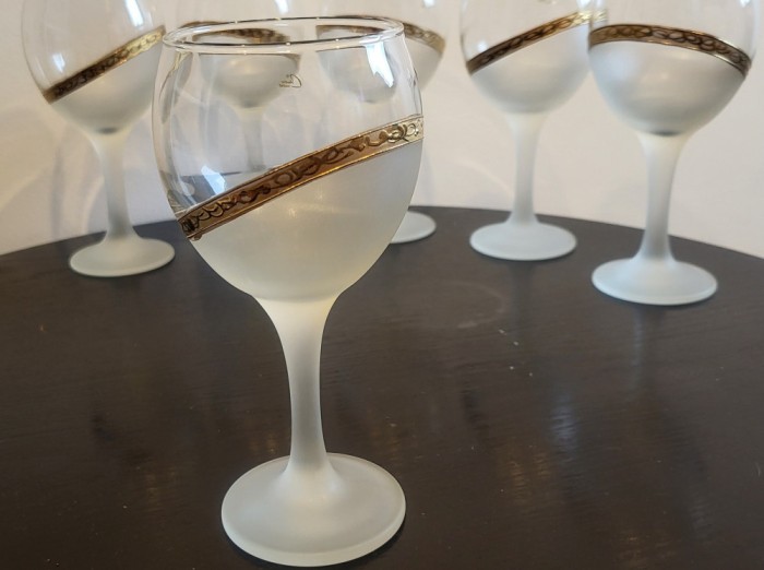 Serviciu, set 6 pahare de vin sau sampanie lucrate manual, cu picior, artist