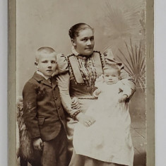 FOTOGRAFIE C.D.V. , STUDIO PHILIPP SCHMITT, FURSTENFELD - BRUCK , MAMA CU DOI COPII IN STUDIO , CCA. 1900