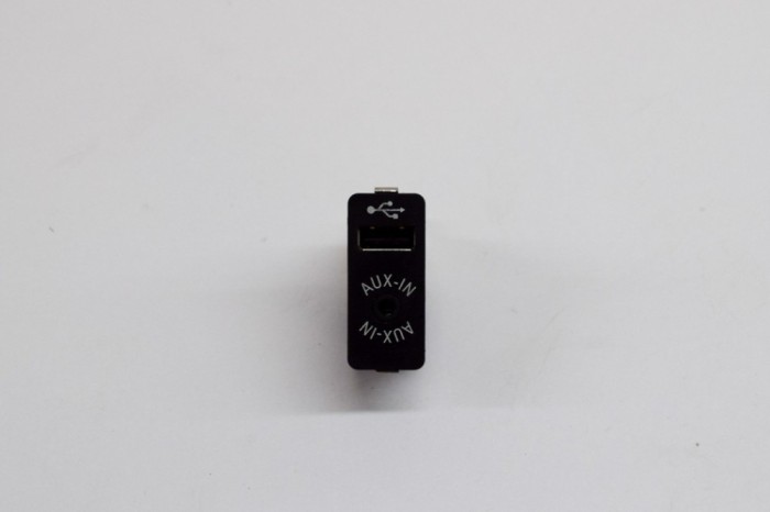 Port USB/AUX-In BMW i3 I01 2019 OEM: 9266607 14683032
