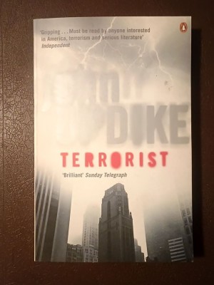 John Updike - Terrorist (2007) (Teroristul, lb. eng.) foto