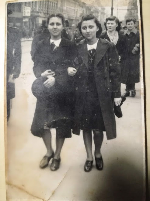 Foto fete scoala catolica in oras, interbelica 1942, 6 cm x 8cm