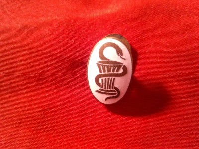 Insigna studenteasca interbelica- Facultatea de Medicina , metal si email cu talpica inscriptionata ,h=1,8cm foto