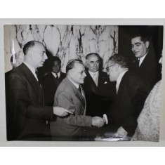 PALMIRO TOGLIATTI SALUTAND UN PARTICIPANT LA CONGRESUL AL VIII - LEA AL P.C.I. , ROMA , FOTOGRAFIE DE PRESA , 1956