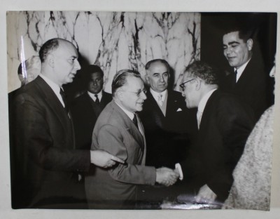 PALMIRO TOGLIATTI SALUTAND UN PARTICIPANT LA CONGRESUL AL VIII - LEA AL P.C.I. , ROMA , FOTOGRAFIE DE PRESA , 1956 foto