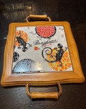 Tavă de servire din lemn cu model de mozaic ceramic, inspirată de Barcelona lui Gaud&iacute;