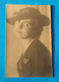 Carte Postala veche anii 1920 - Portret femeie cu palarie, Circulata, Printata