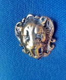 C576-I-Insigna cap de Leu veche bronz aurit stare buna. Probabil anii 1900.
