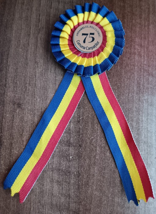 C7 23 - Cocarda tricolora - Ansamblul folcloric Cununa Carpatilor 75 ani