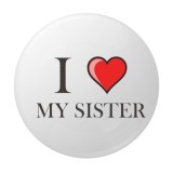 Cumpara ieftin Insigna rotunda I Love My Sister, 58 mm, fundal alb, inimioara rosie, ac metalic