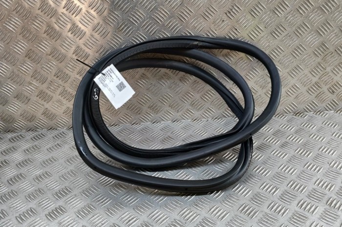 Garnitura ușă dreapta spate PEUGEOT 5008 II MC, MJ, MR, M4 2023 OEM: 9812586680 | 31988400