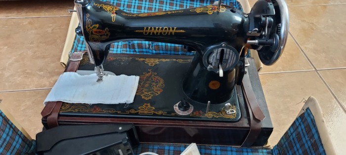 MASINA DE CUSUT UNION , RUSEASCA ANII 70. FUNCTIONEAZA .