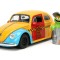 Set Macheta Vw Beetle 1959 cu figurina Oscar The Grouch, 1/24, Jada, +8 ani