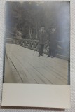 Fotografie tip Carte postala, Doi barbati cu palarii si bastoane, pe un pod, perioada interbelica
