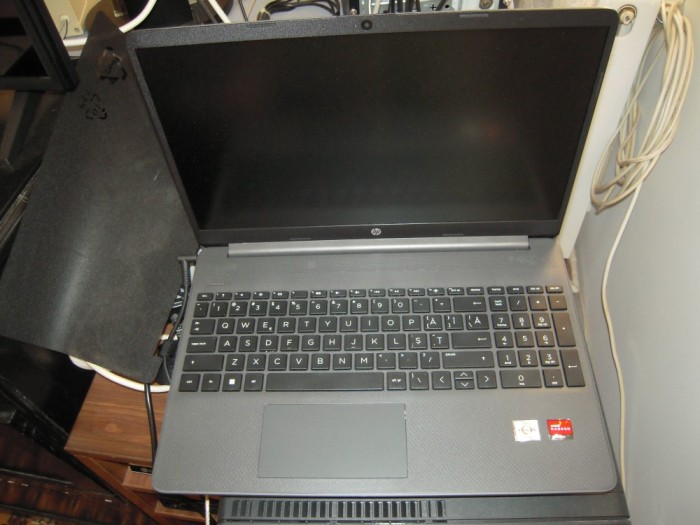 Laptop HP 15.6 inch 15 ATHLON 238Y2EA, FHD, Procesor AMD Athlon 3050U 2.3 GHz (up to 3.20 GHz), 4GB DDR4, 256GB SSD, incarcator, rucsac, totul NOU