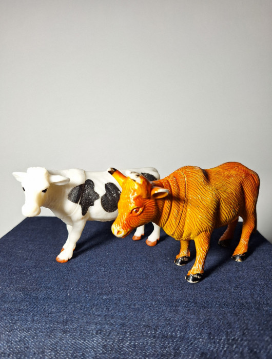 Set jucarii, 2 figurine din plastic - Vaca si Taur, figurine animale domestice