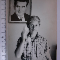 Fotografie cu tablou de propaganda cu Nicolae Ceausescu