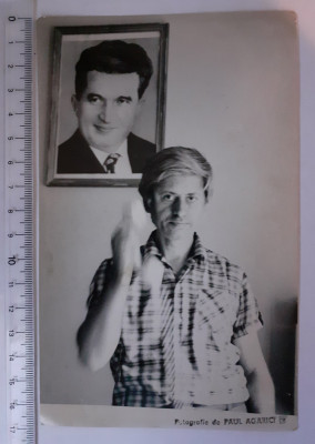 Fotografie cu tablou de propaganda cu Nicolae Ceausescu foto
