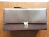 geanta gentuta suport pentru casete audio muzica portabila de culoare maro 12 casete audio fabrica victoria guban timisoara romania epoca de aur RSR