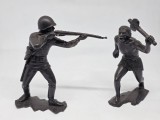Set 2 figurine vechi, rusesti. Figurine vechi de plastic.