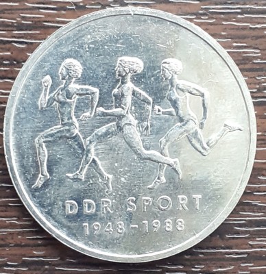 (M214) MONEDA GERMANIA DEMOCRATA (RDG, DDR) - 10 MARK 1988, 40 ANI SPORT IN DDR foto