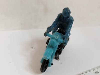bnk jc Romania - figurine de plastic - motocicleta cu motociclist foto