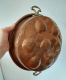 Cucta, cratita, tigaie de alama cuprata, pentru prajit oua, veche, vintage, anii 1900 lucrata manual, maner de bronz. 27cm diametru x 8cm inaltime