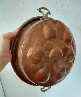 Cucta, cratita, tigaie de alama cuprata, pentru prajit oua, veche, vintage, anii 1900 lucrata manual, maner de bronz. 27cm diametru x 8cm inaltime foto