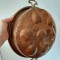 Cucta, cratita, tigaie de alama cuprata, pentru prajit oua, veche, vintage, anii 1900 lucrata manual, maner de bronz. 27cm diametru x 8cm inaltime