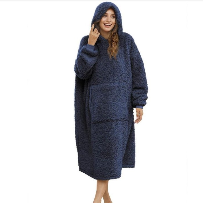 Patura cu maneci, tip Hanorac, cu gluga si buzunar cangur, Flanel 250g/mp 135 cm, Albastru, ideal pentru a te inveli de frig