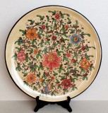 Farfurie cu diametrul de 38cm din ceramica pictata manual, semnata de artist, motive florale