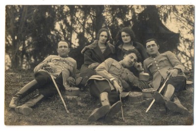 AD 1216 C. P. VECHE - OFITERI CU SABII SI DOUA PRIETENE , LA IARBA VERDE -1924 foto
