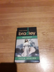 Marion Zimmer Bradley Sanctuarul seria Avalon Editura Nemira Nautilus Fantasy foto