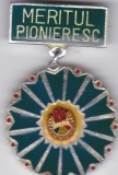AMS @ - INSIGNA PIONIER , MERITUL PIONIERESC model mic - aluminiu, model scoica pe verso, diametru 3 cm