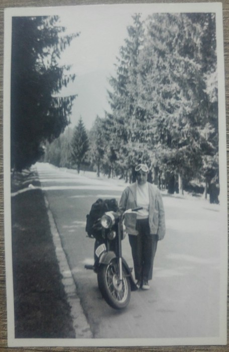 Doamna cu motocicleta// fotografie, Tusnad 1962
