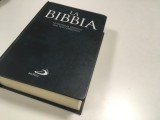 Cumpara ieftin BIBLIA IN ITALIANA/LA BIBBIA. NUOVISSIMA VERSIONE DAI TESTI ORIGINALI. QUINDICESIMA EDIZIONE 2002 COPERTI CARTONATE, FORMAT 19X14 CM.,1904 PAG.+ANEXE