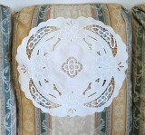 Mileu/ Centru de masa din bumbac cu broderie sparta, panglici si bride