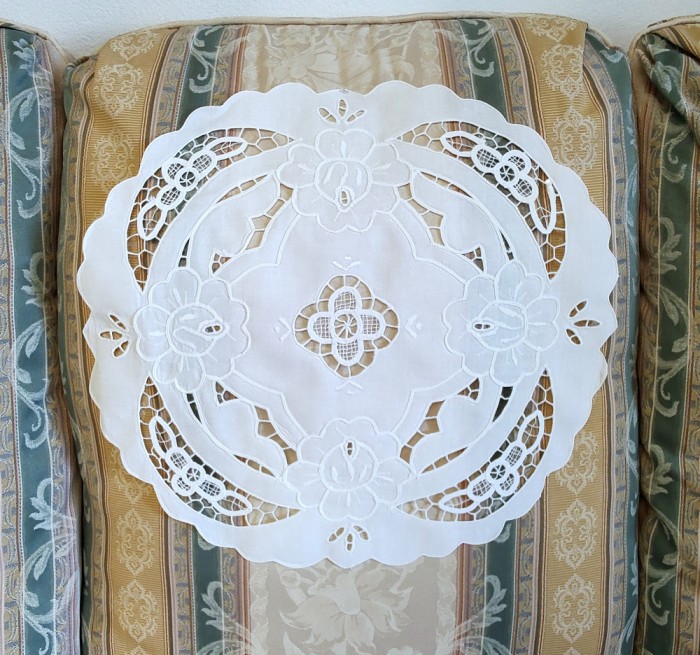 Mileu/ Centru de masa din bumbac cu broderie sparta, panglici si bride