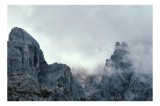 Tablou Canvas, "Misterele munților &icirc;nzăpeziți groomiți de nori", Mister, Măreție, Piatra, Ceață, Răceală, Pătrundere, Singurătate, &Icirc;nălțime, 39 x 26 c