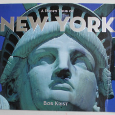 A PHOTO TOUR OF NEW YORK by BOB KRIST , 2007 , PREZINTA URME DE INDOIRE SI DE UZURA