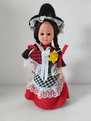 Papusa vintage imbracata in costum popular national din Tara Galilor, Vintage Welsh Traditional Dress. Wales Souvenir. foto