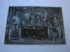 Impresionanta FOTOGRAFIE veche reprezentand grup de VANATORI, anii 1900 foto