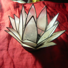 Suport de lumanare - Floare Lotus cu schelet metalic si scoici albe Capiz