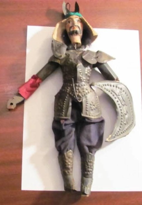 CY - Papusa Marioneta, mai veche, din anii &#039;70 / &quot;Războinic Sicilian&quot; / Capul, din lemn, este pictat manual / lipsa arma (mana dreapta) / H: 35 cm
