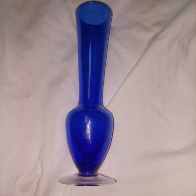 Vaza veche /vintage albastra cu talpa incolora,inaltime 19 cm,stare foarte buna foto
