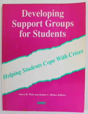 DEVELOPING SUPPORT GROUPS FOR STUDENTS - HELPING STUDENTS COPE WITH CRISES by GARRY R. WALZ and JEANNE C. BLEUER , 1992 foto