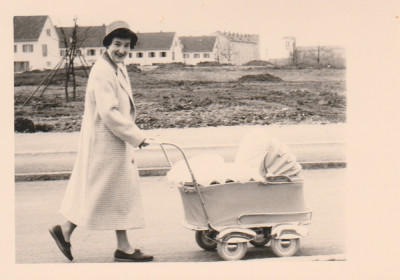 La plimbare cu landou anii 50, fotografie originala carucior vintage 10x7cm foto
