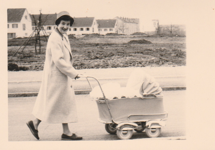 La plimbare cu landou anii 50, fotografie originala carucior vintage 10x7cm